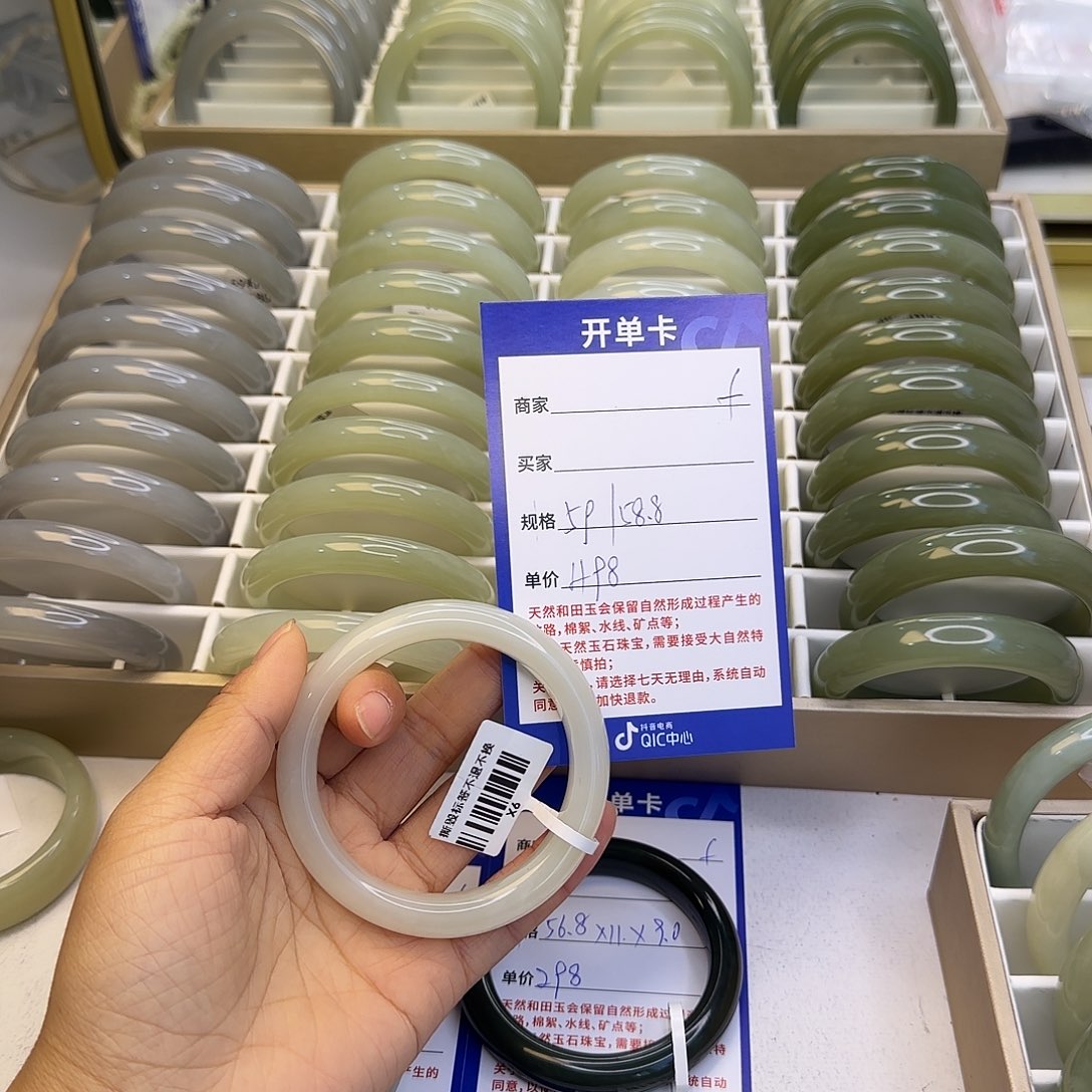 和田玉未镶嵌手镯