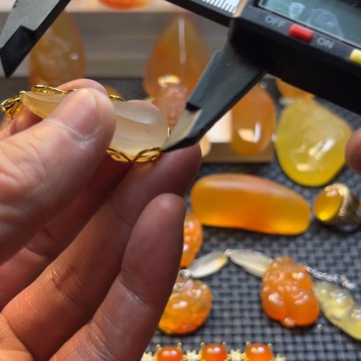 开****石英质玉未镶嵌旦面