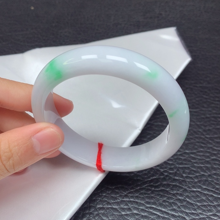 翡翠手镯未镶嵌。