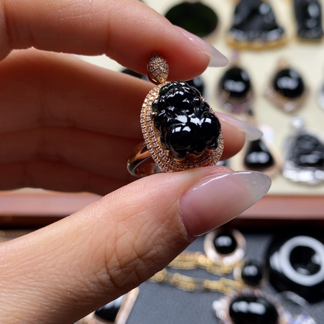 翡翠戒指18K金镶嵌貔貅