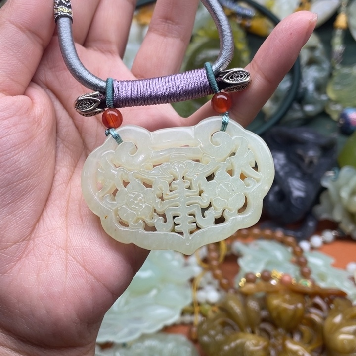 蛇纹石玉吊坠合金