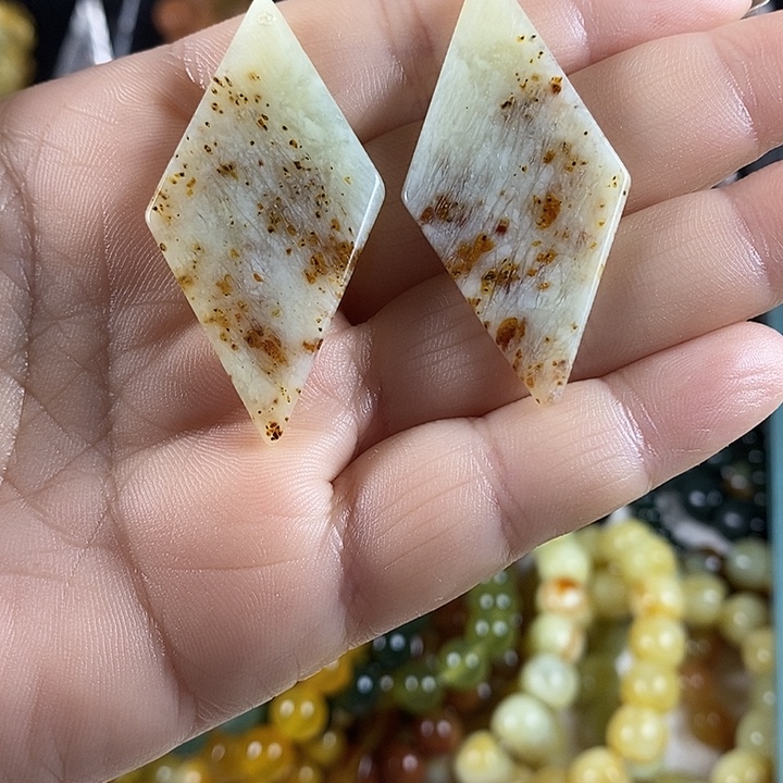 蛇纹石玉未镶嵌耳坠