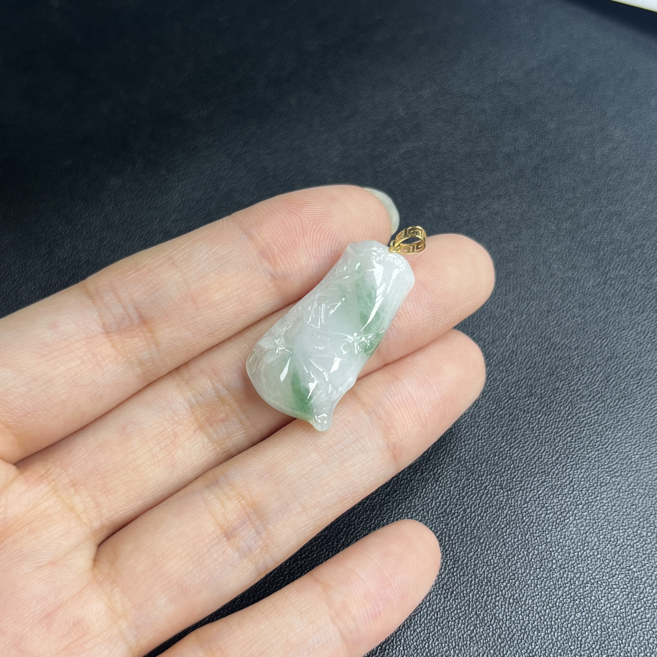 于于珠宝-天然A货缅甸翡翠冰胶飘绿竹节玉石吊坠27.9×15.1×4.7mm