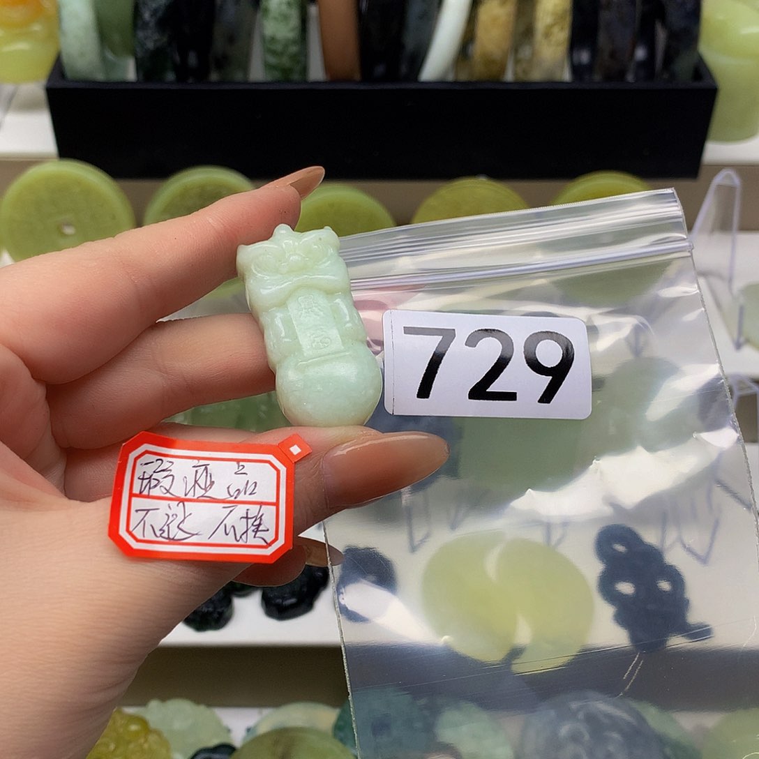 蛇纹石玉颈饰未镶嵌