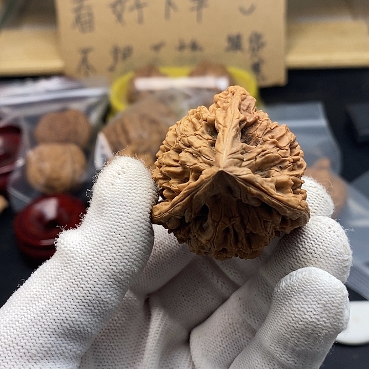 大***哥文玩核桃吊坠裂泛油不退不换