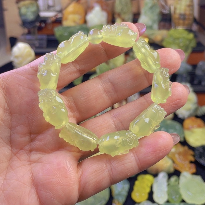 蛇纹石玉颈饰合金朱*。