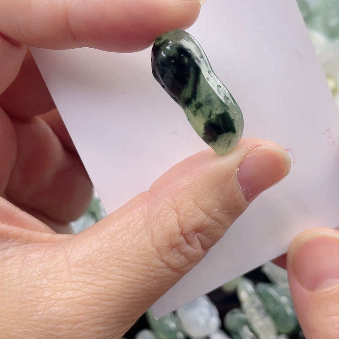 翡翠颈饰未镶嵌花生