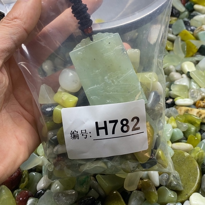 蛇纹石玉鱼缸石未镶嵌