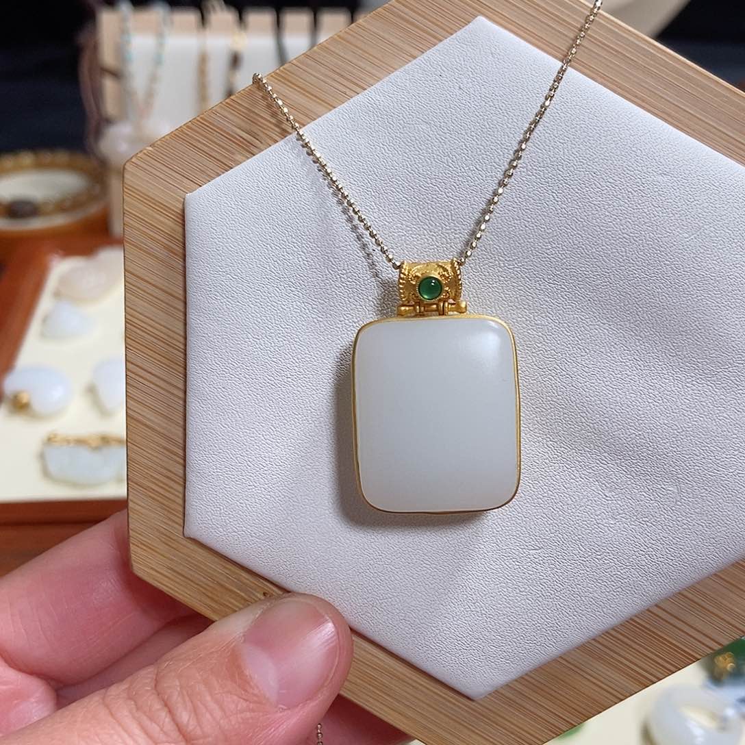 和田玉吊坠(赠链)18K金镶嵌