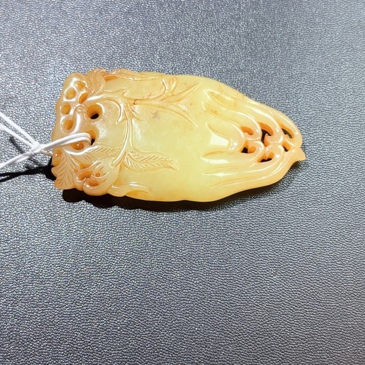 米***色未镶嵌和田玉挂件