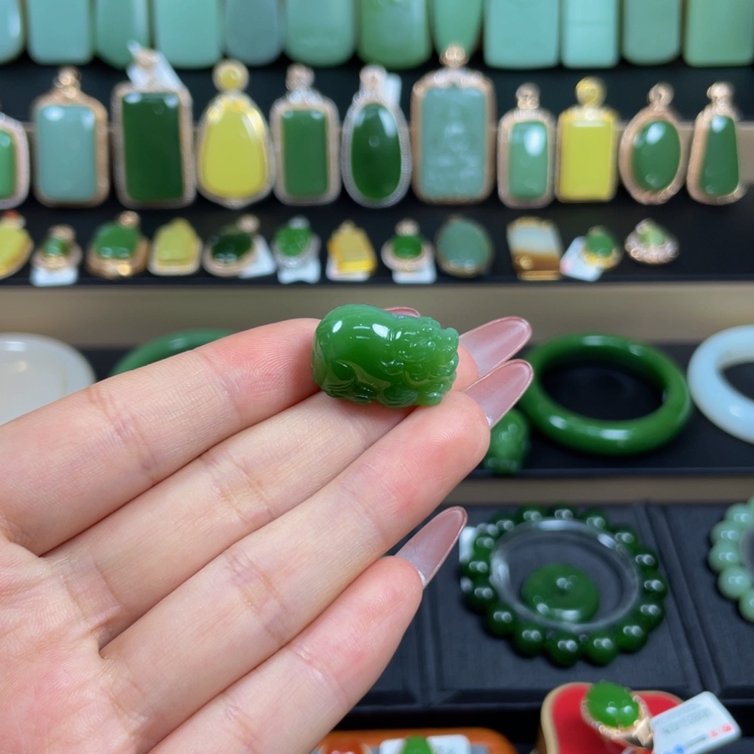 和田玉未镶嵌颈饰·猫眼貔貅