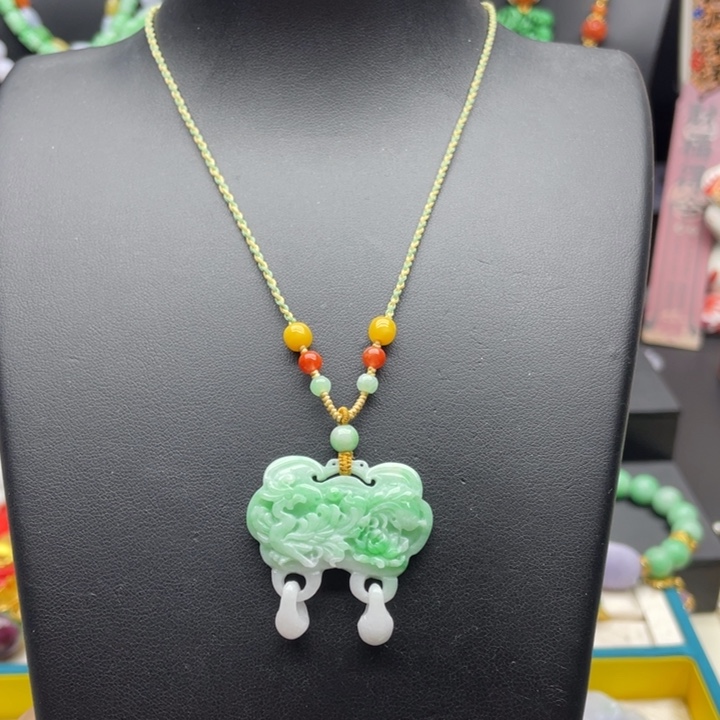 翡翠未镶嵌颈饰翡翠锁牌