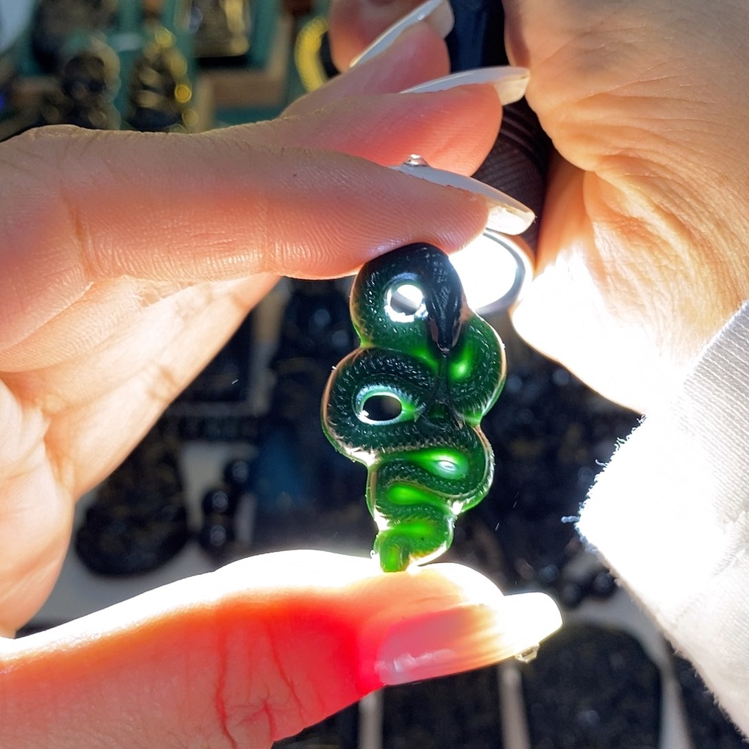 蛇纹石玉颈饰未镶嵌