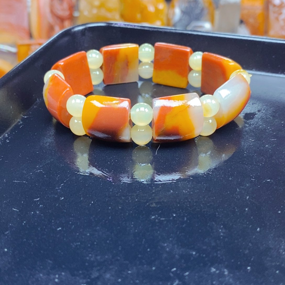 石英质玉（黄龙玉）未镶嵌颈饰