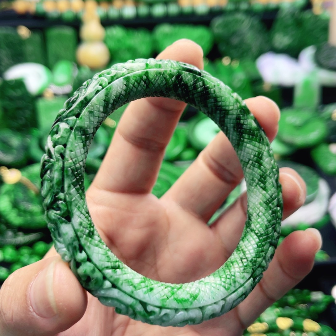 翡翠未镶嵌颈饰手镯