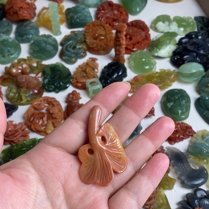 蛇纹石玉颈饰未镶嵌