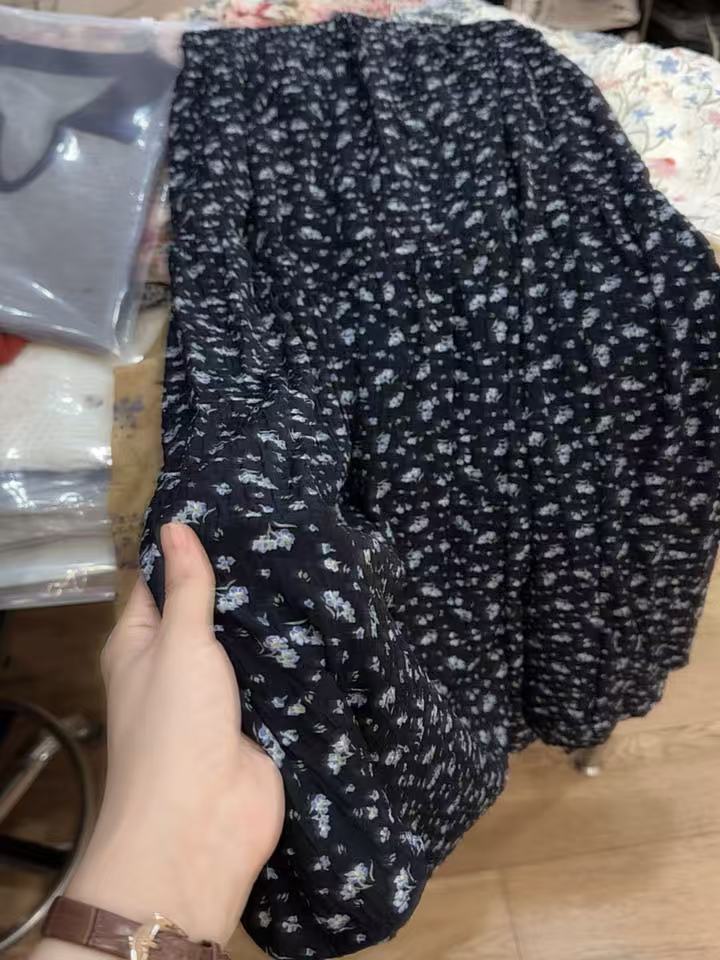 七言家巨好看！ins穿搭黑底蓝花“小苍兰”碎花半身裙