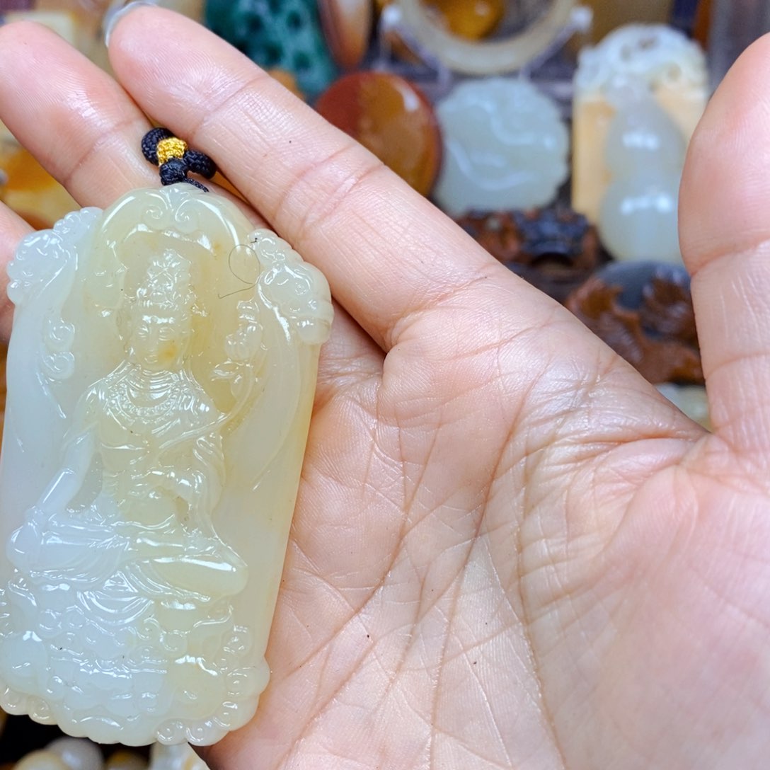 石英质玉（黄龙玉）颈饰未镶嵌