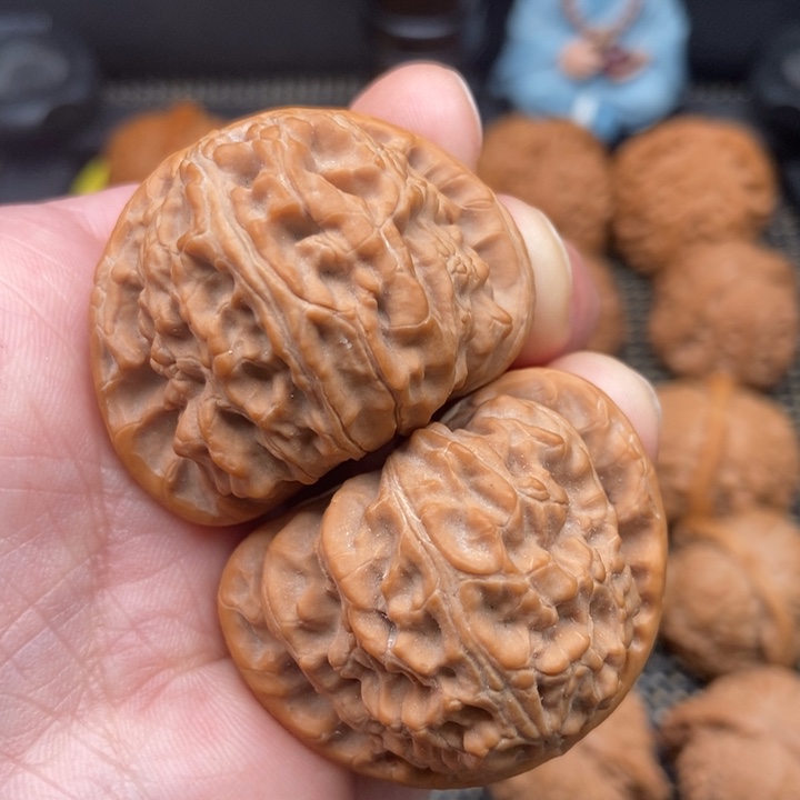 文玩核桃吊坠白狮子