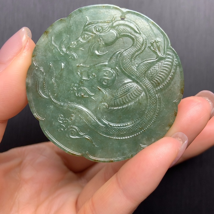 翡翠挂件未镶嵌……