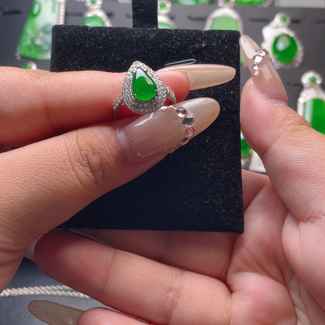 翡翠戒指未镶嵌水滴