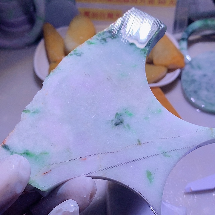 翡翠未镶嵌颈饰边角料