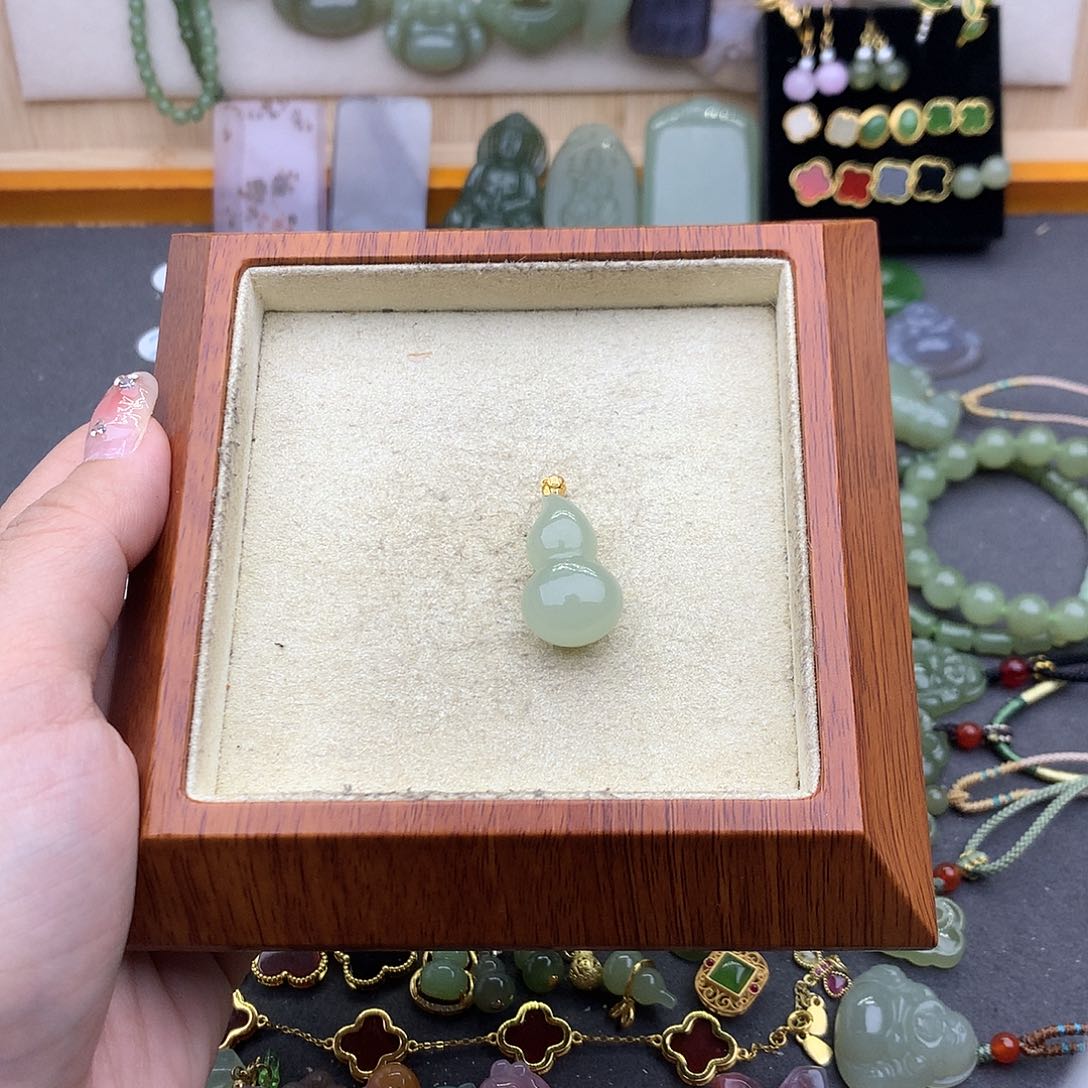 和田玉吊坠(不含链)18K金镶嵌