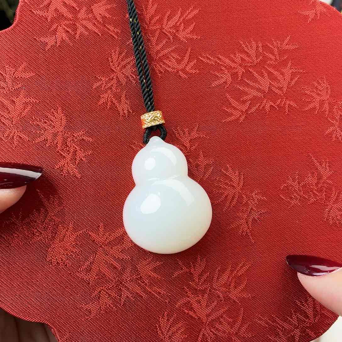 在***里和田玉18K金镶嵌颈饰