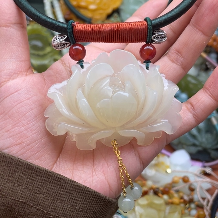 蛇纹石玉吊坠合金