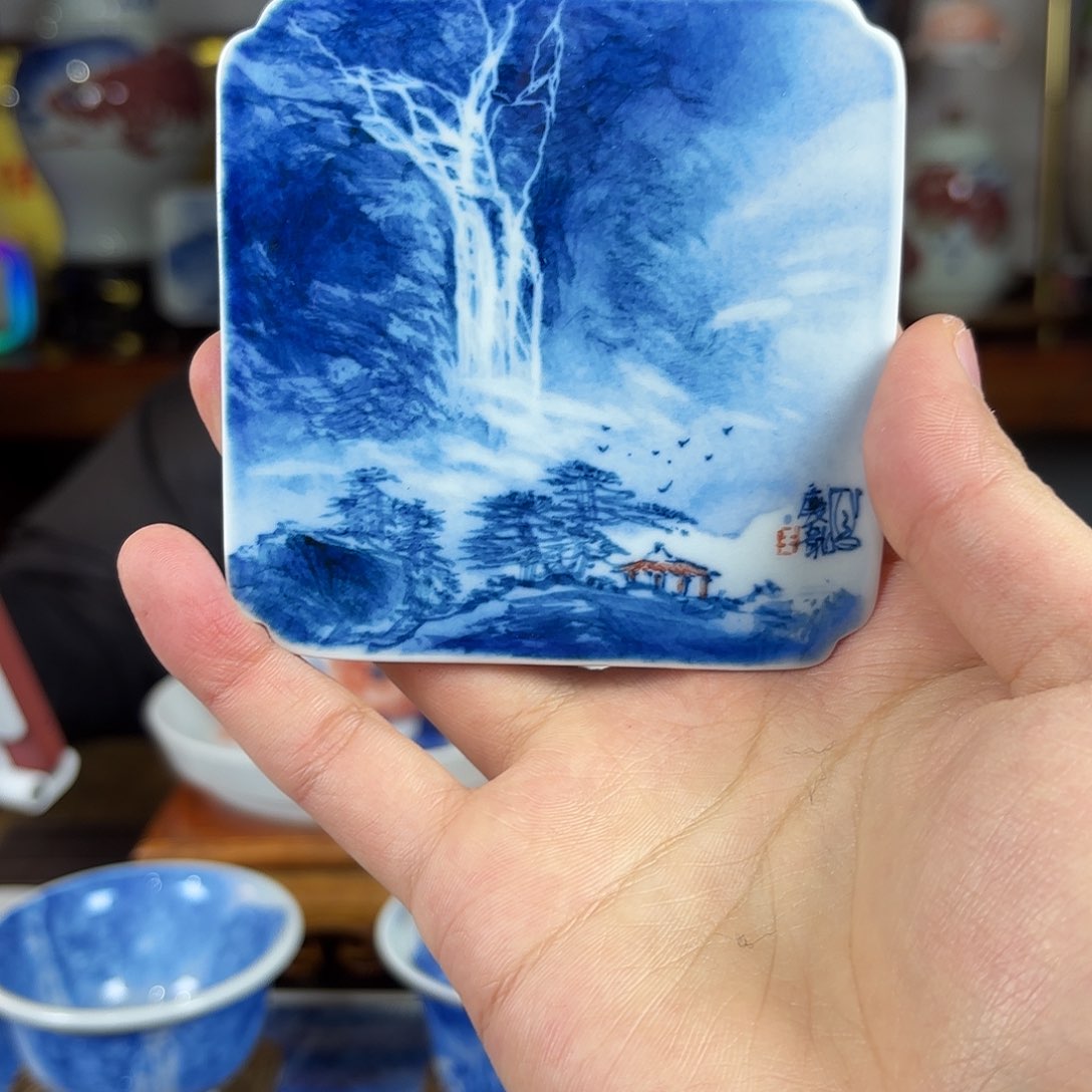 了**是王庆龙老师手绘陶瓷