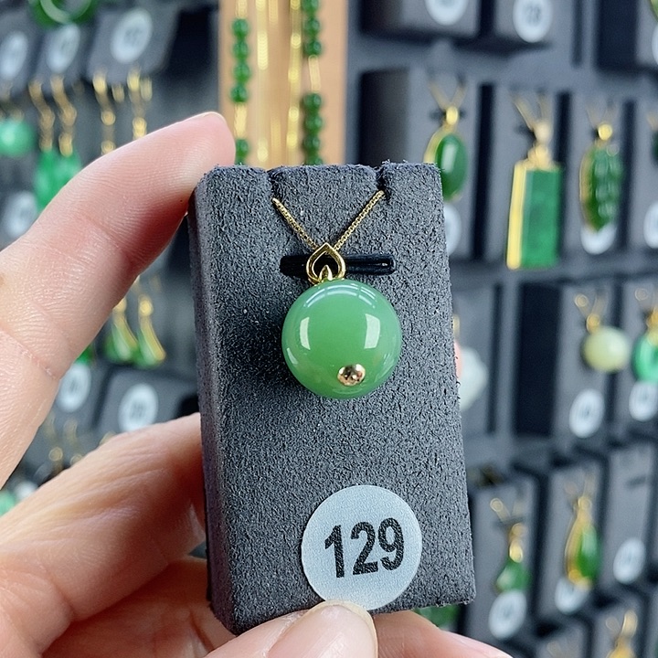 和田玉吊坠(赠链)18K金镶嵌茉*