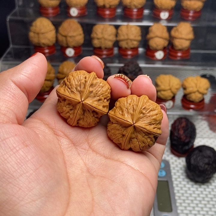 文玩核桃把件聚宝四棱12