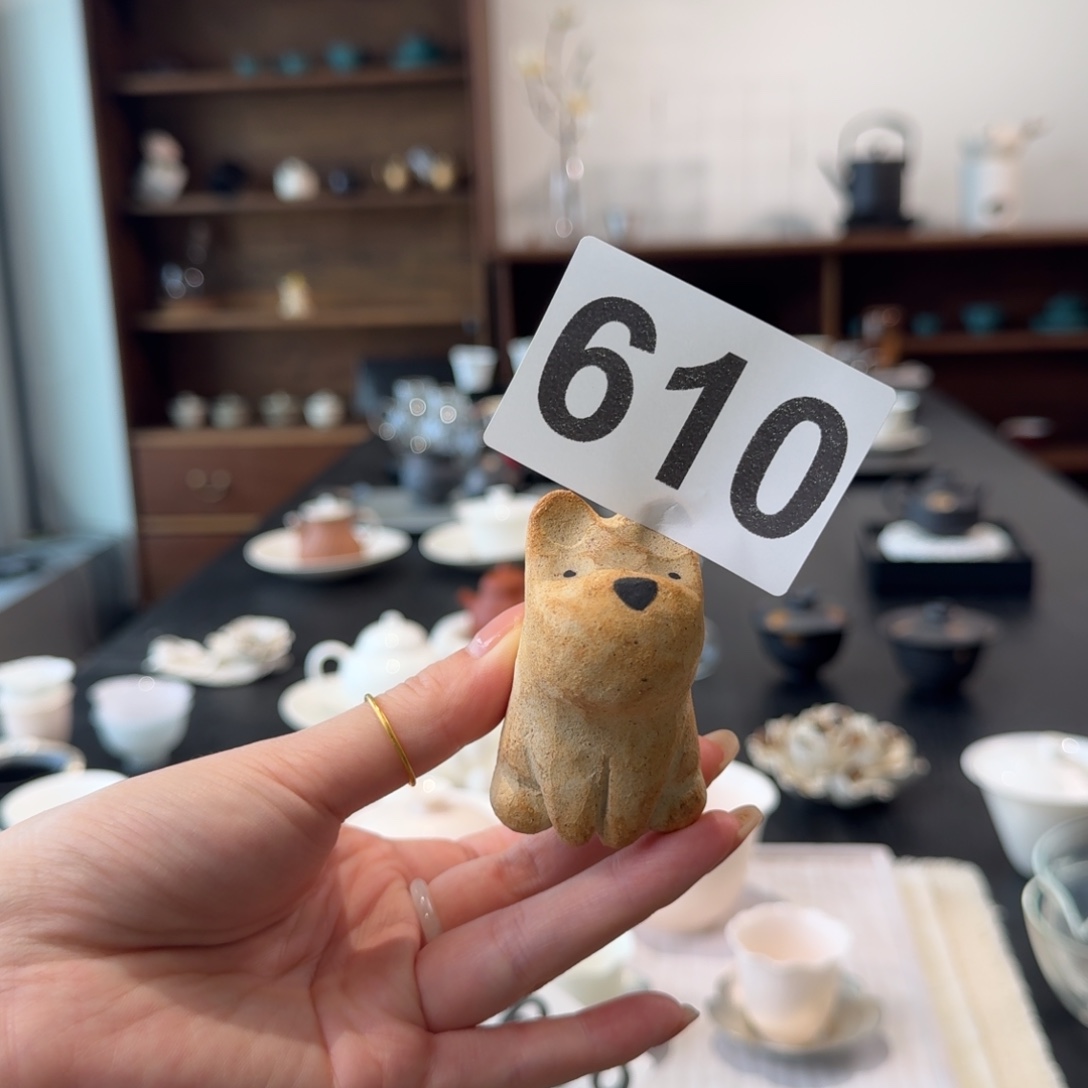 610棕色快乐小狗勾