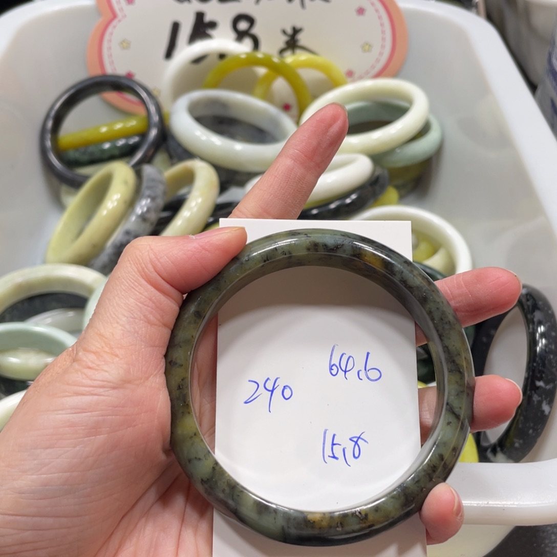蛇纹石玉未镶嵌手镯