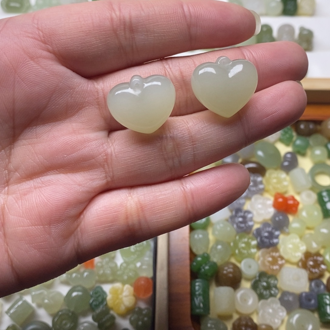 盛***瑰和田玉未镶嵌颈饰