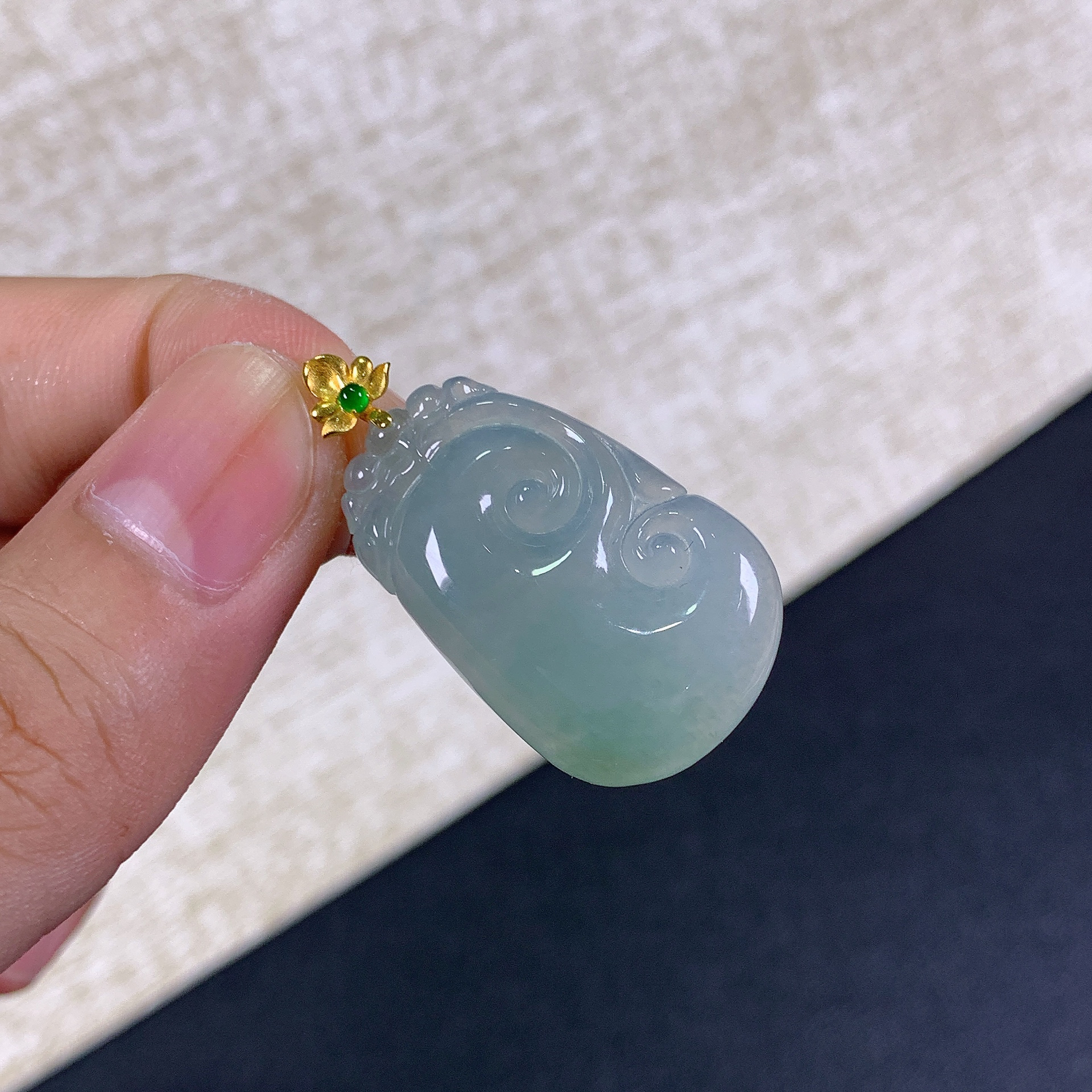 缅甸天然A货翡翠18k金镶嵌冰润如意吊坠35.2x18.9x5.3
