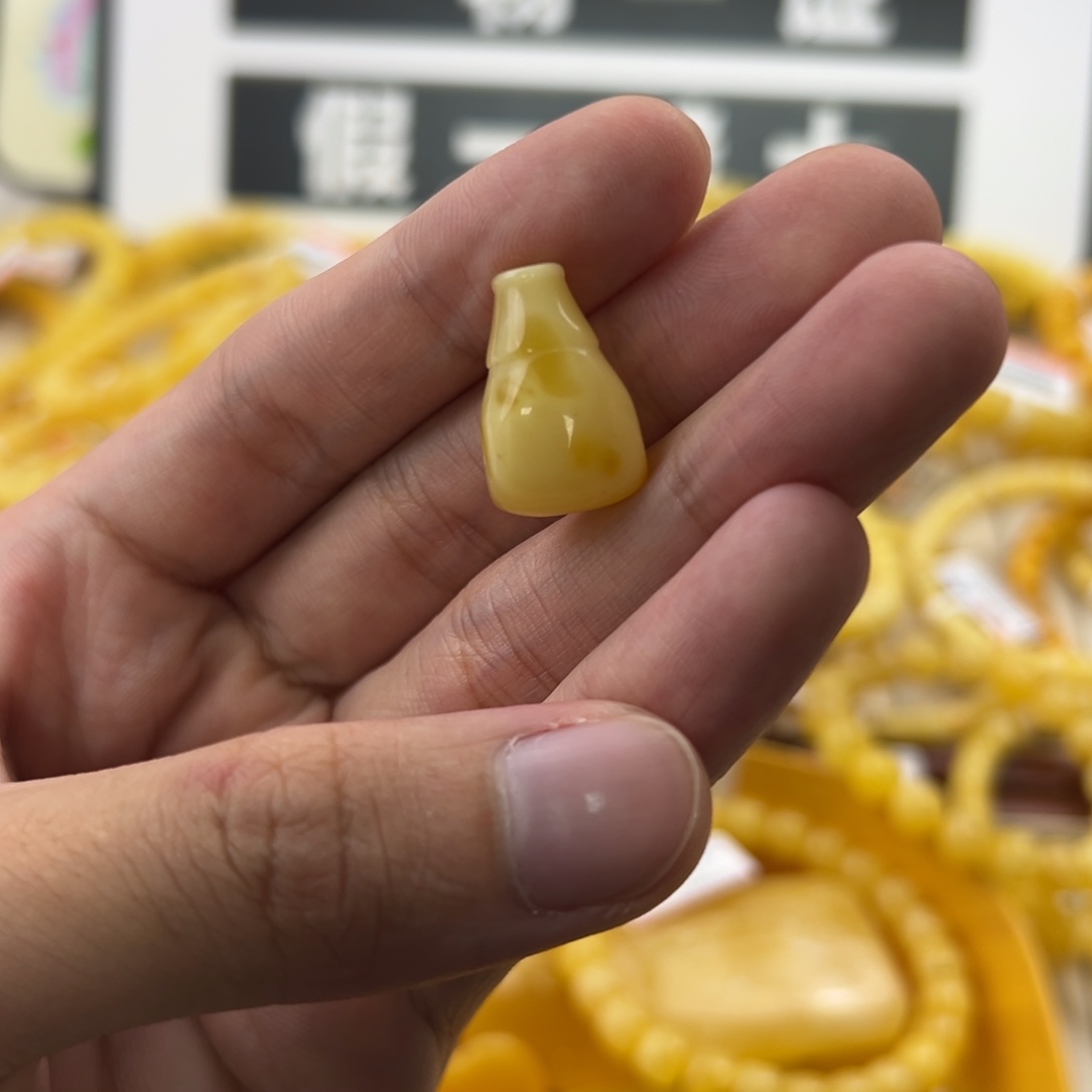 未镶嵌琥珀珠宝奇石