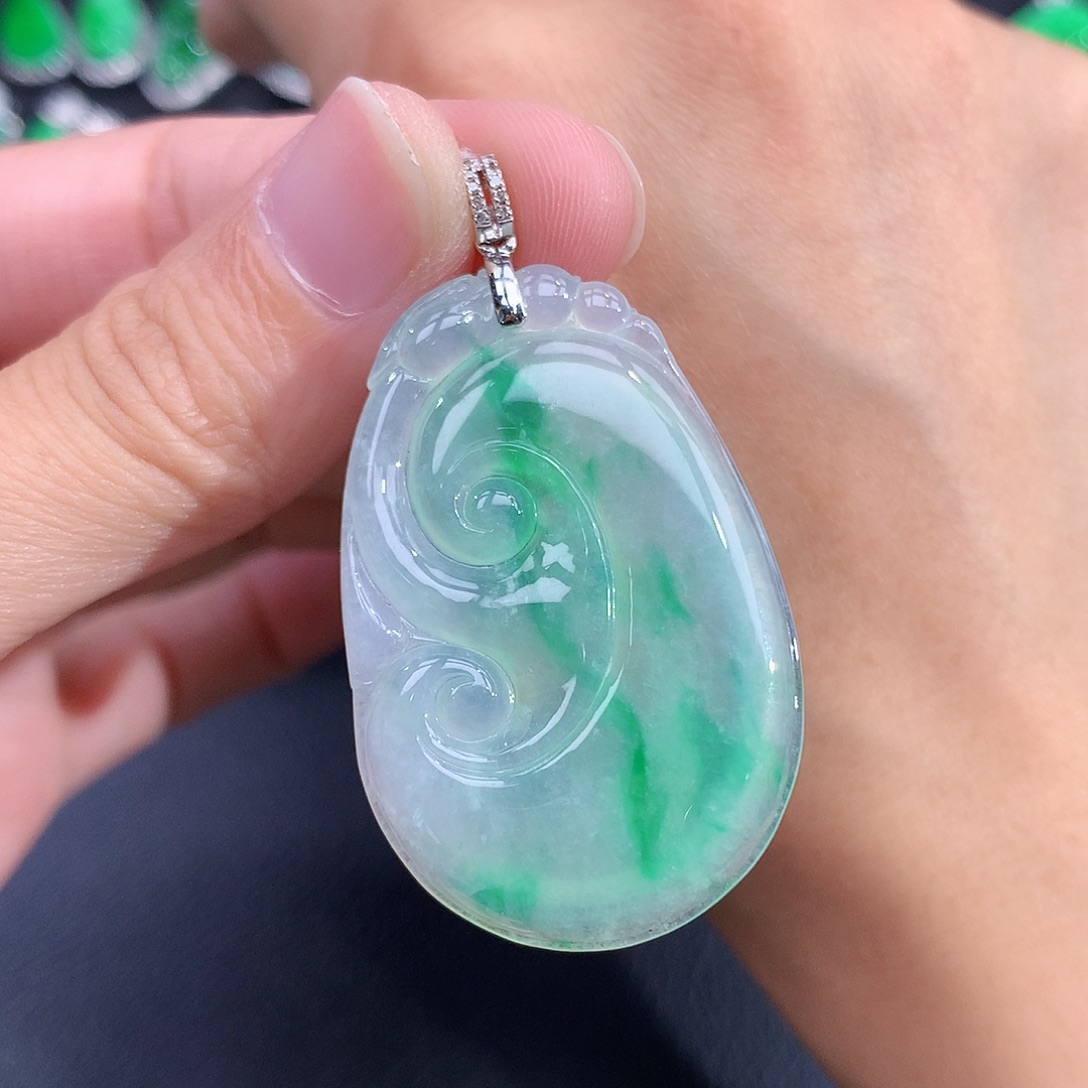 翡翠18K金镶嵌颈饰