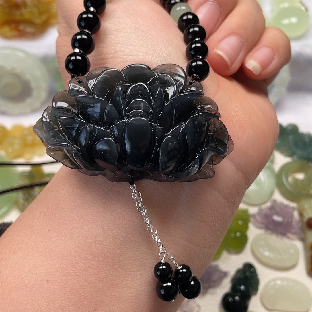 蛇纹石玉未镶嵌颈饰