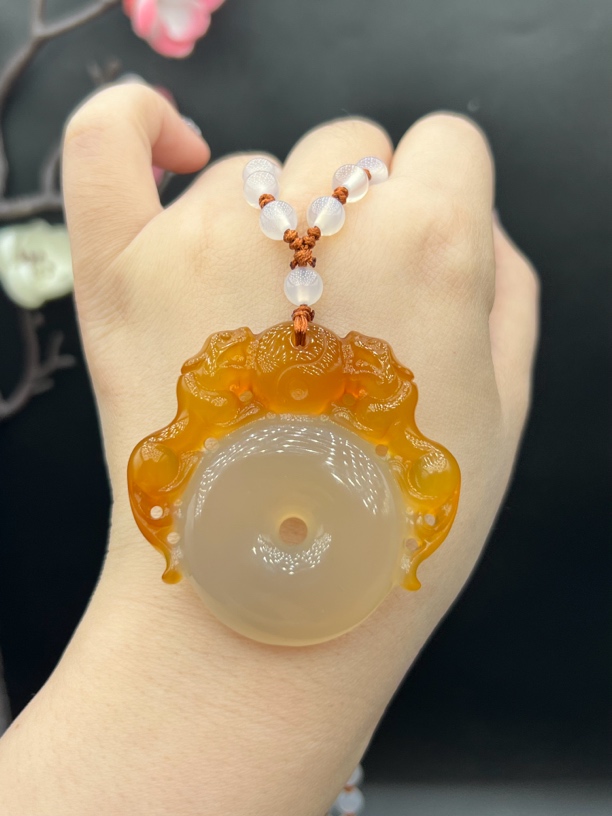 玛瑙雕刻双貔貅平安扣毛衣链