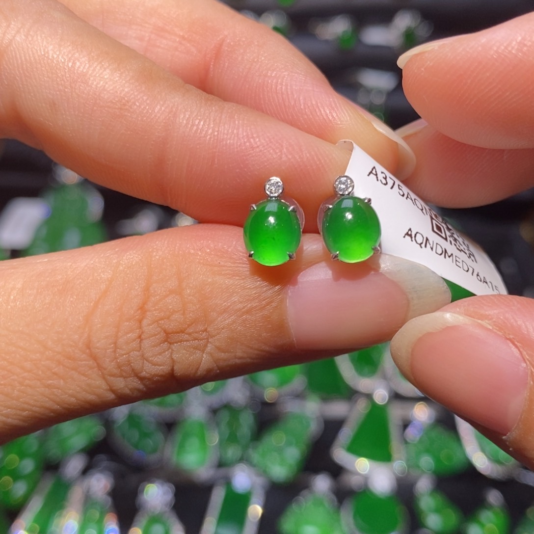 18K金镶嵌翡翠耳饰蛋面耳钉