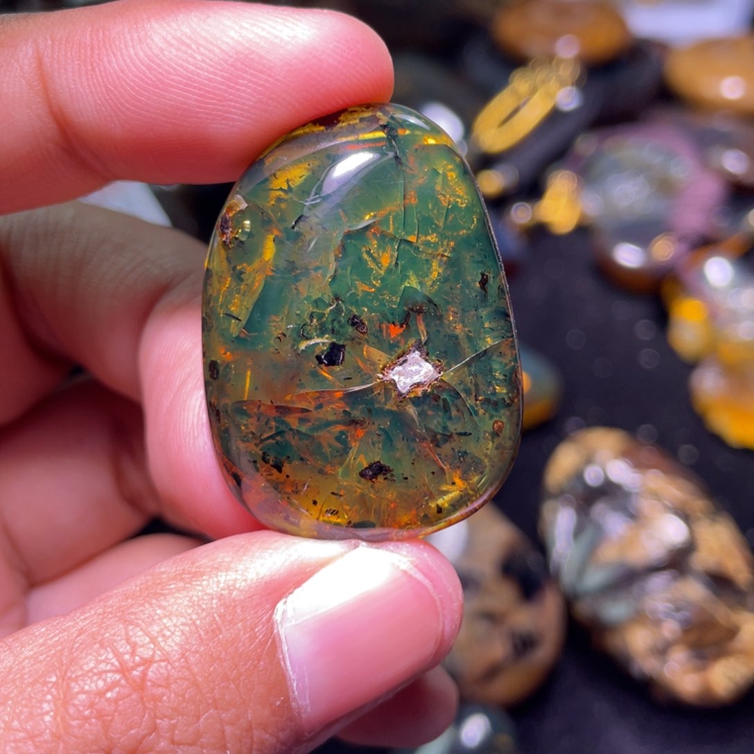 琥珀裸石未镶嵌，