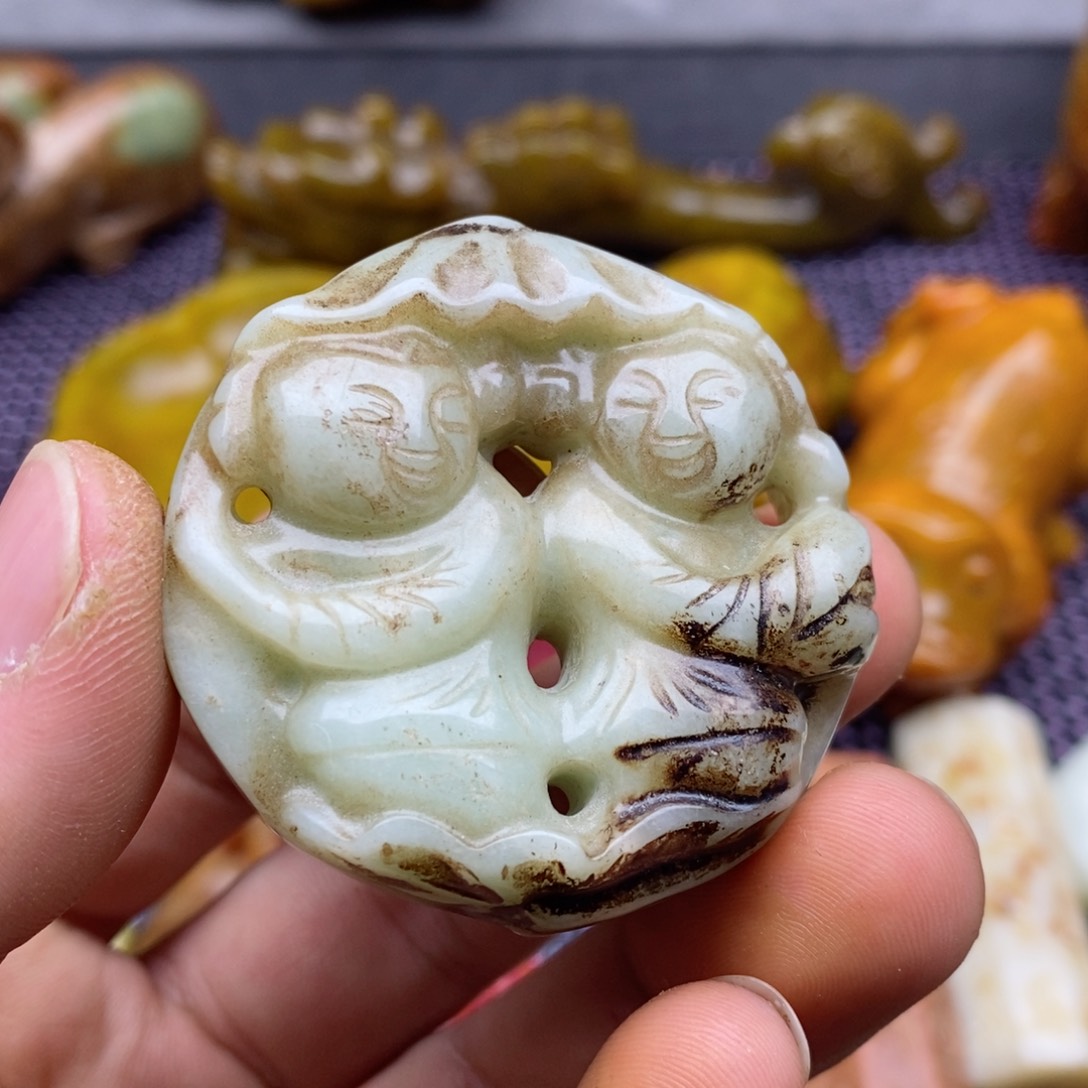 蛇纹石玉颈饰未镶嵌