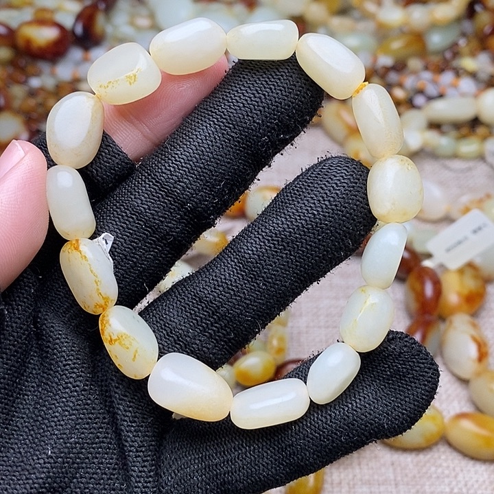 欣***儿和田玉未镶嵌颈饰