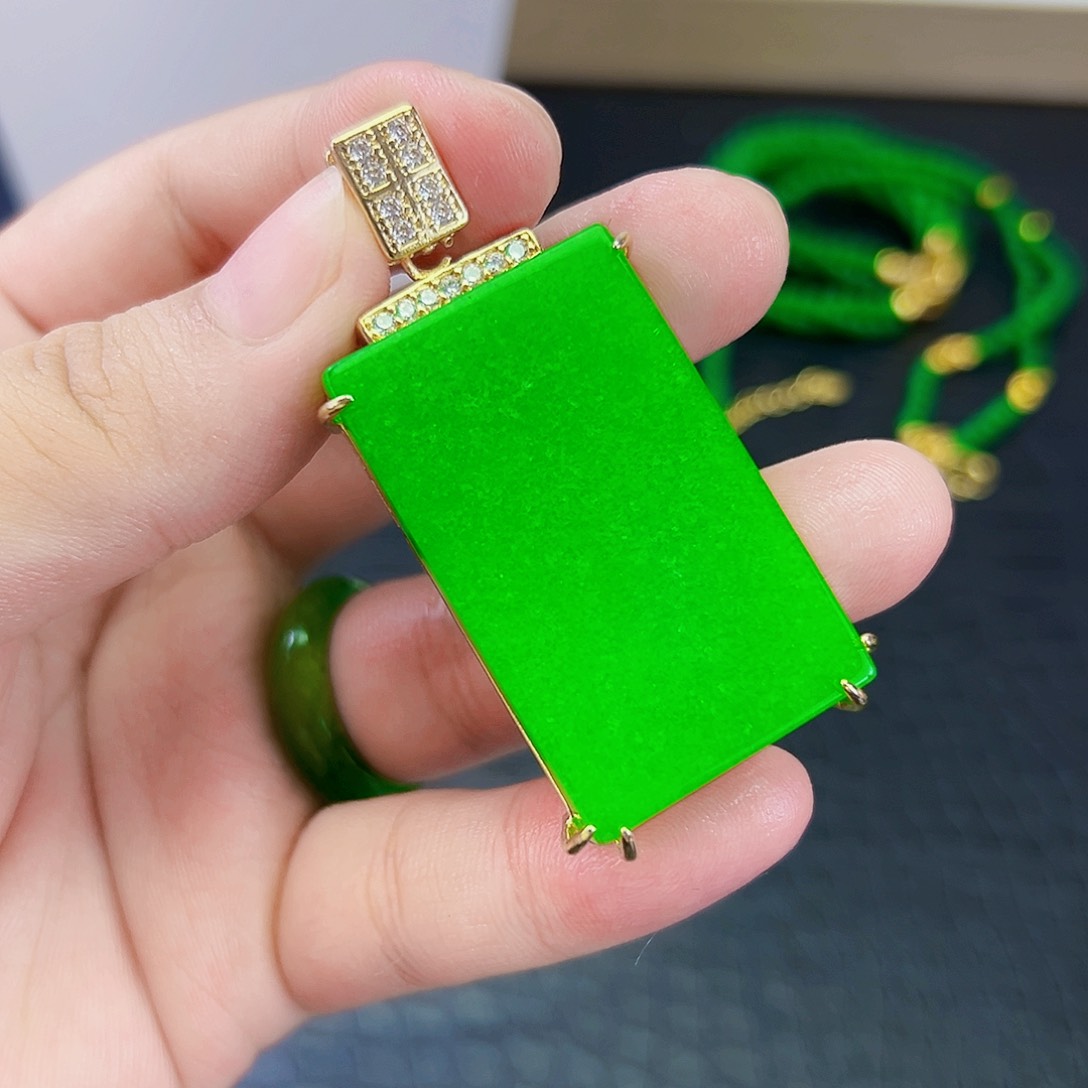 翡翠未镶嵌耳饰吊坠