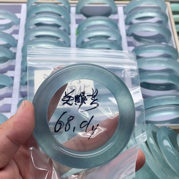 郑***未镶嵌手镯石英质玉