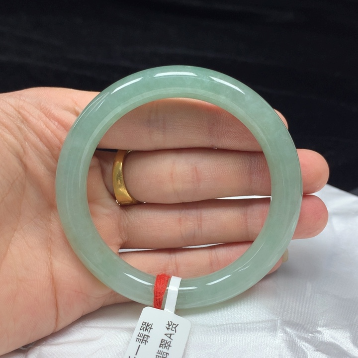 翡翠手镯（圆镯）未镶嵌55.6