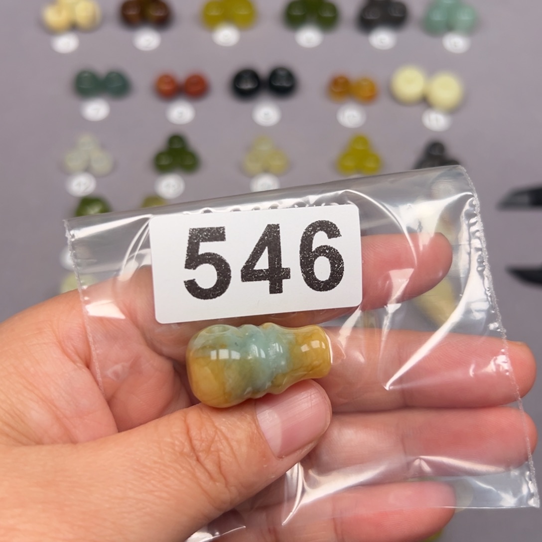 未镶嵌蛇纹石玉颈饰⁽****⁾