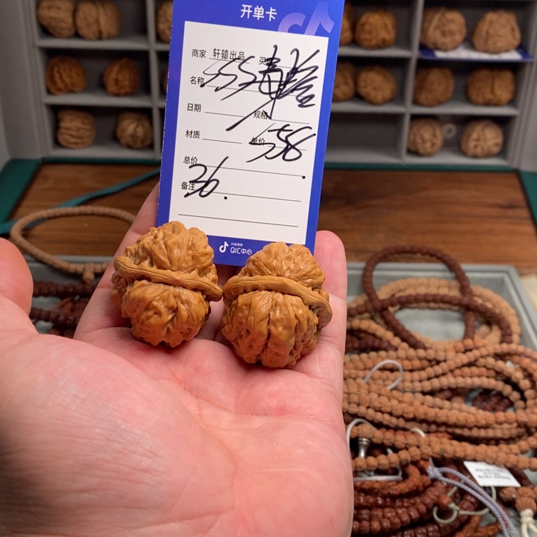 文玩核桃吊坠所有商品信息以开单卡为准
