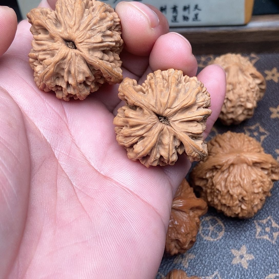 文玩核桃吊坠虎头